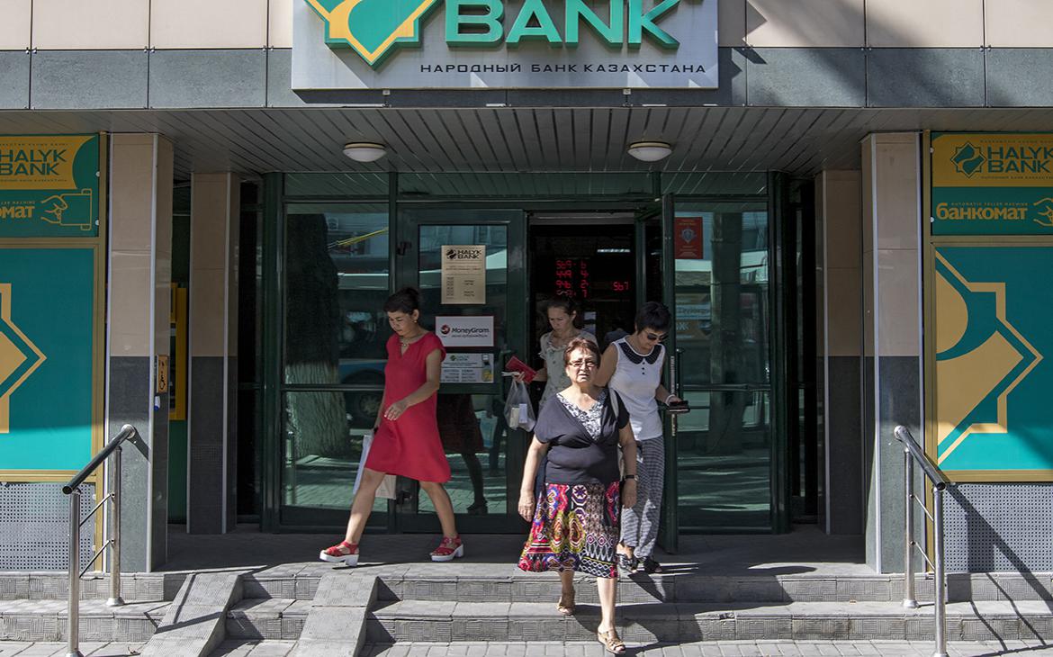 В Казахстане стали чаще открывать карты и переводить деньги из России