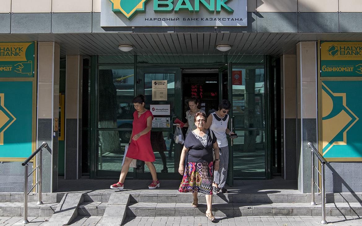 Объем переводов из России в Казахстан вырос почти в три раза