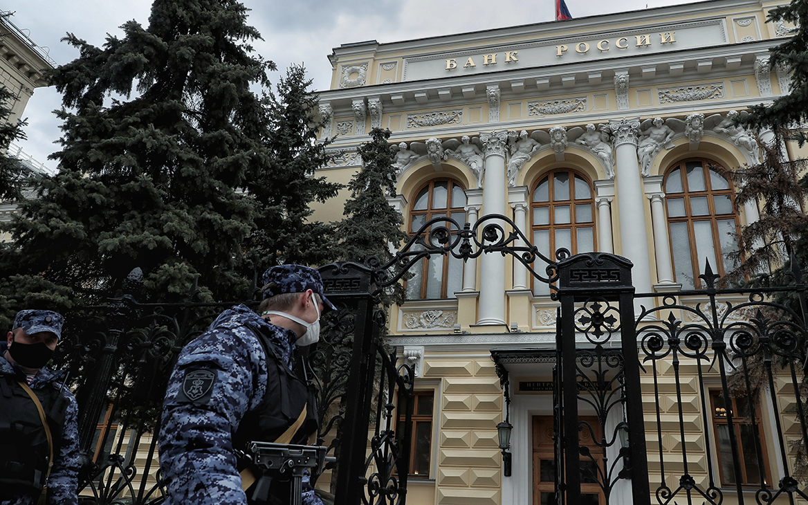 ЦБ ввел временный порядок выдачи наличной валюты для бизнеса