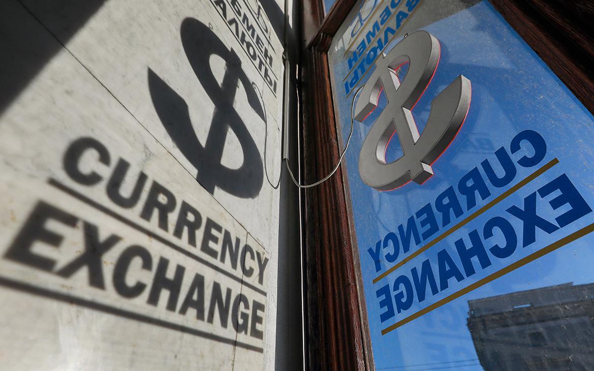 Песков назвал спекулятивными играми повышение курсов доллара и евро