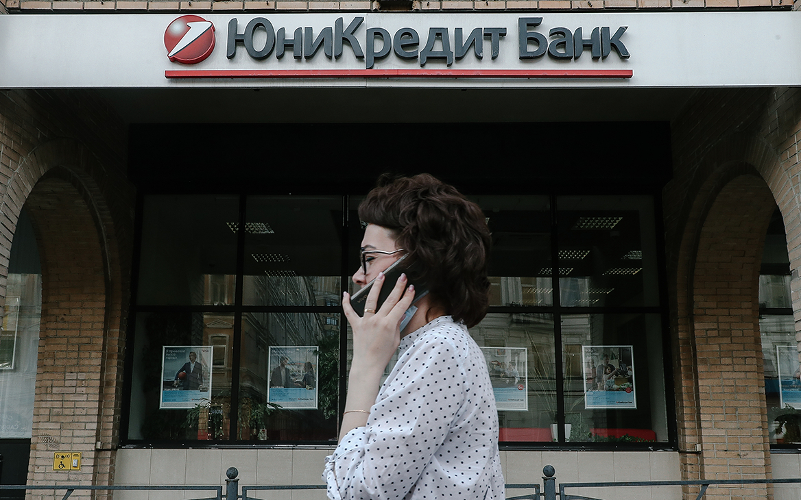 Bloomberg узнал об ограничениях для клиентов UniCredit и Intesa в России