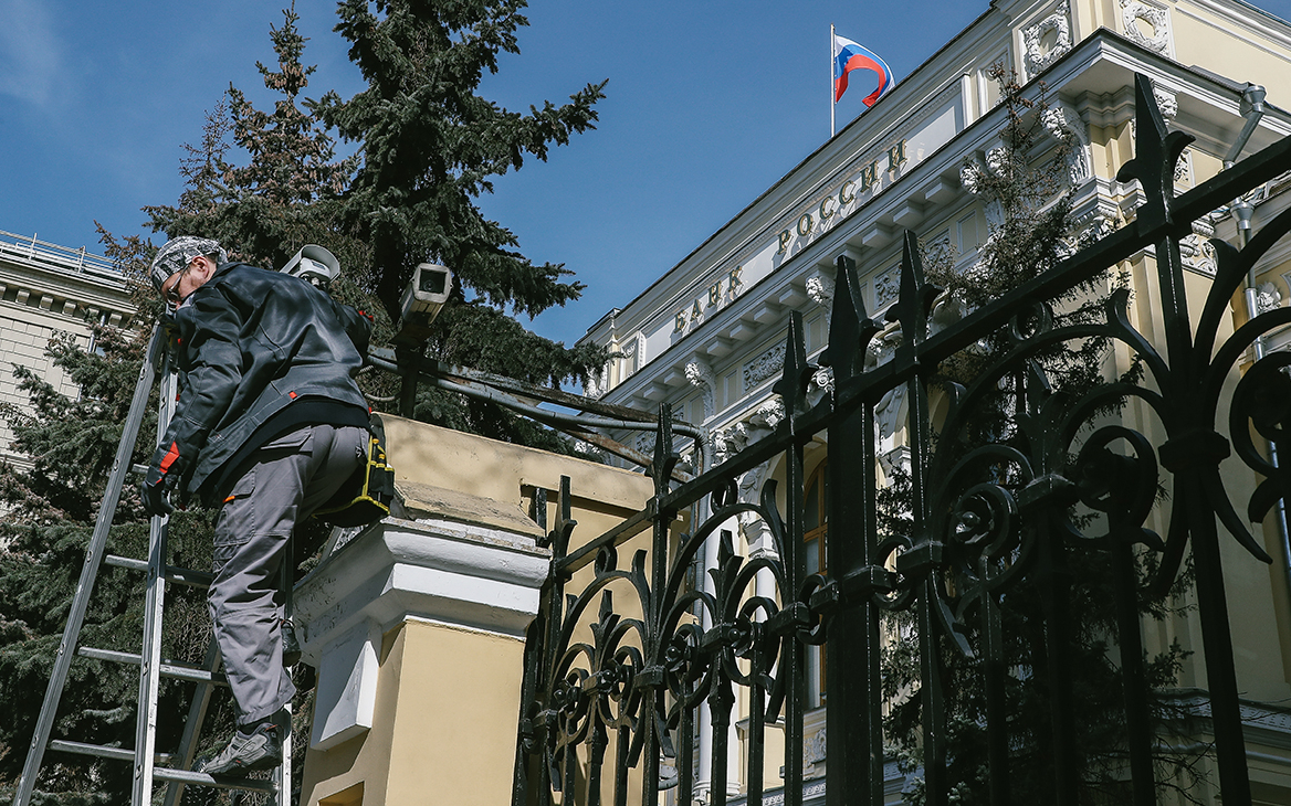 ЦБ стал чаще внепланово проверять банки на фоне валютных ограничений