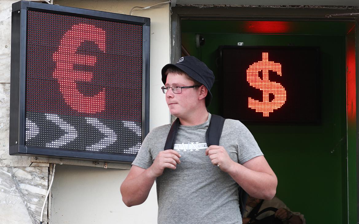 Курс евро впервые с начала мая превысил ₽87, доллар поднялся выше ₽80