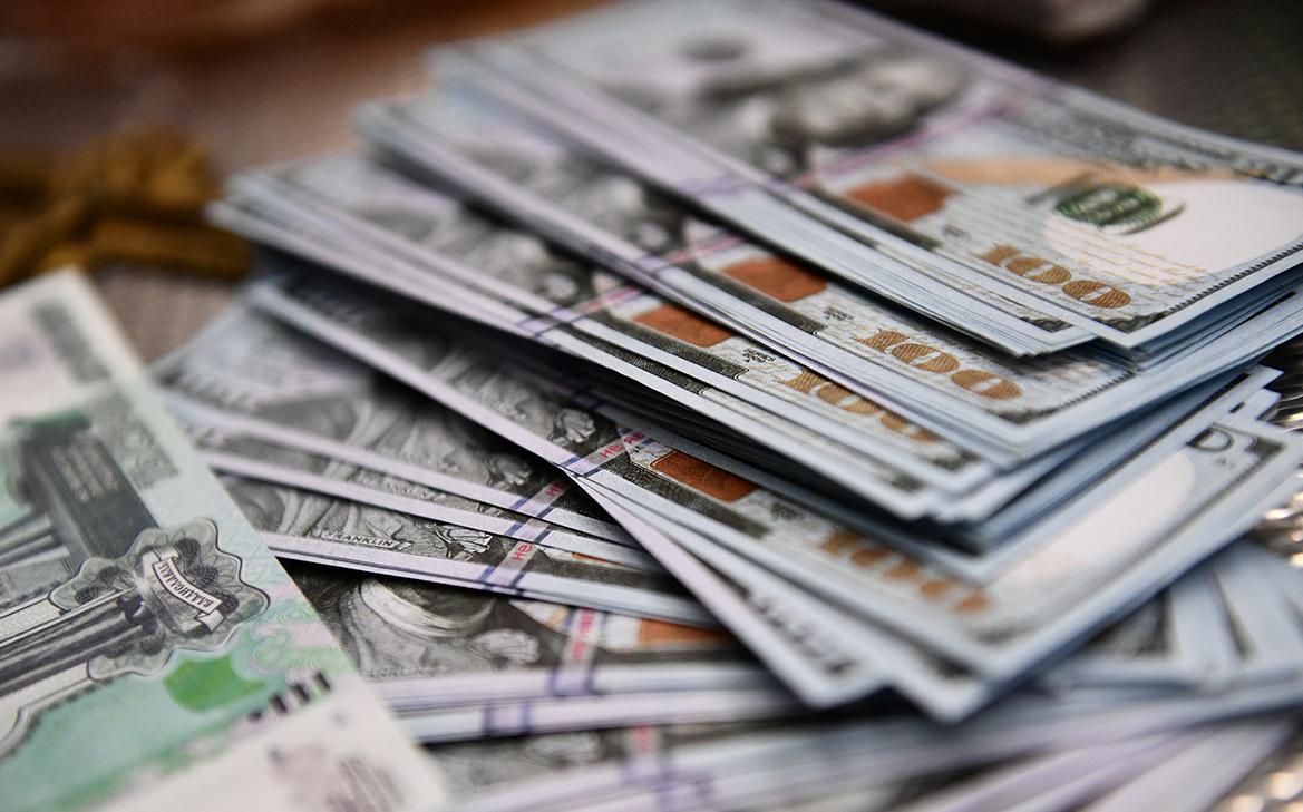 Банки предложили повысить лимит ввоза валюты без деклараций в десять раз