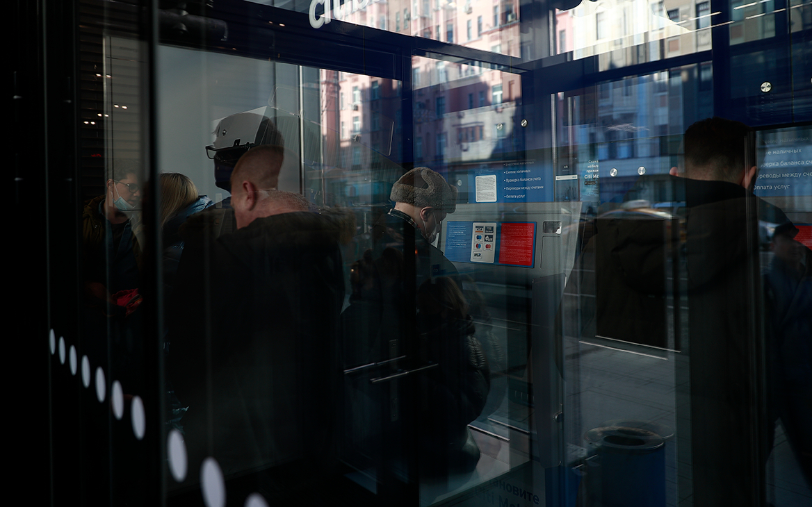 ЦБ разъяснил правила получения наличной валюты