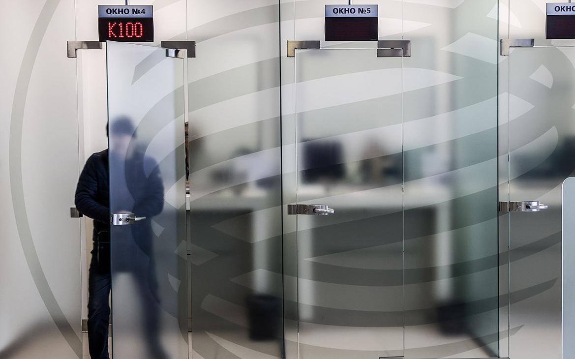 Средний лимит по кредиткам в России приблизился к ₽100 тыс.