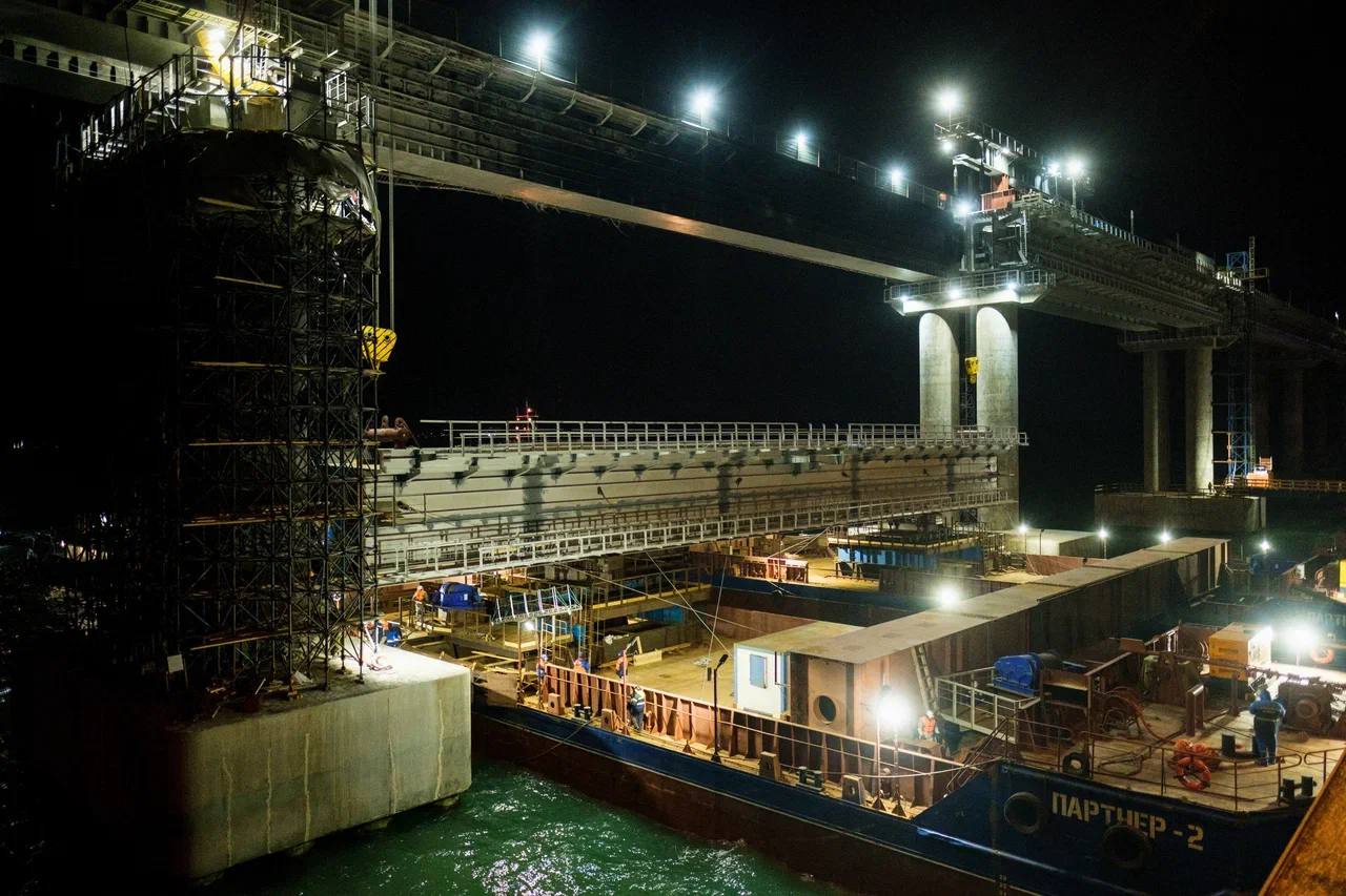 На Крымском мосту установлен первый ж/д пролёт