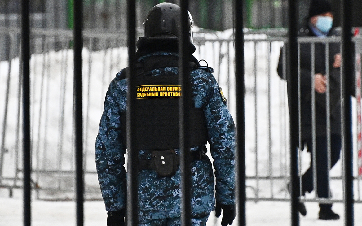 Приставы начали блокировать платежи связанных с иностранцами коллекторов