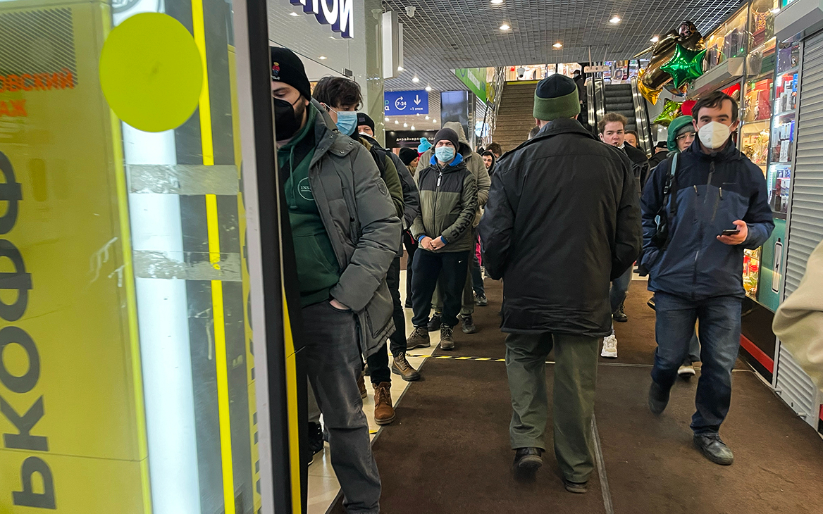 Клиенты банков в столице пожаловались на очереди к банкоматам