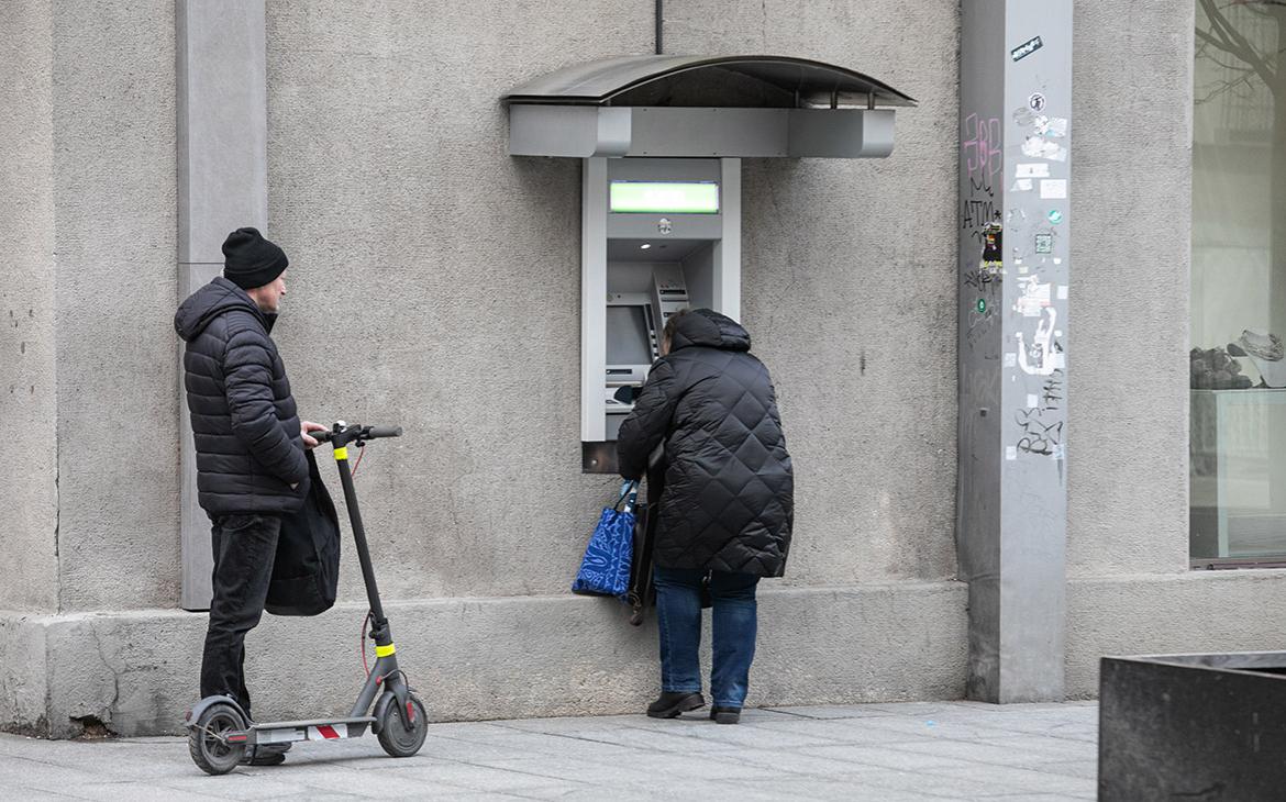Финразведка запросила право на видео от банков для борьбы с обнальщиками