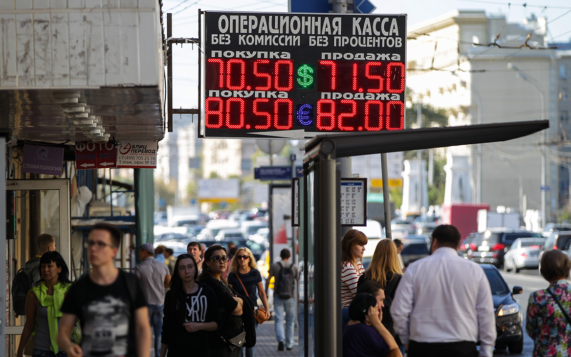 Минэкономразвития подготовило помесячный прогноз по курсу рубля