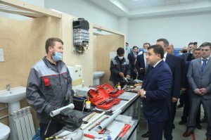 Минстрой готовит пилотный проект по ввозу строителей из Узбекистана