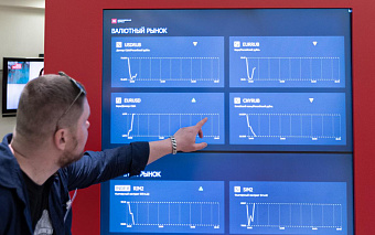 Россияне в июле закупили рекордный объем валюты