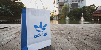 S&amp;P снизило рейтинг Adidas из-за прекращения партнерства с Канье Уэстом