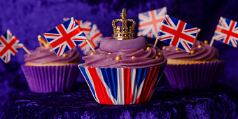 От монет до носков: необычные способы заработать на коронации в Британии